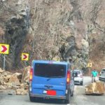 Trafic îngreunat pe DN66 din cauza căderii de piatră de pe versant. Avertismentul drumarilor