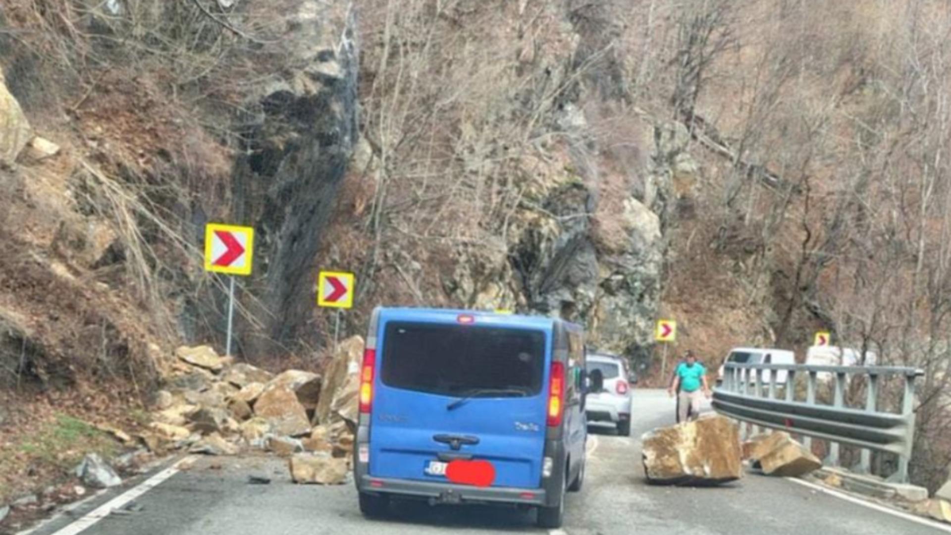 Trafic îngreunat pe DN66 din cauza căderii de piatră de pe versant. Avertismentul drumarilor