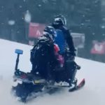 O femeie a făcut ATAC DE PANICĂ pe pârtia din Predeal! Ea și fiica sa de 8 ani, coborâte cu snowmobilul de către jandarmi – FOTO&VIDEO