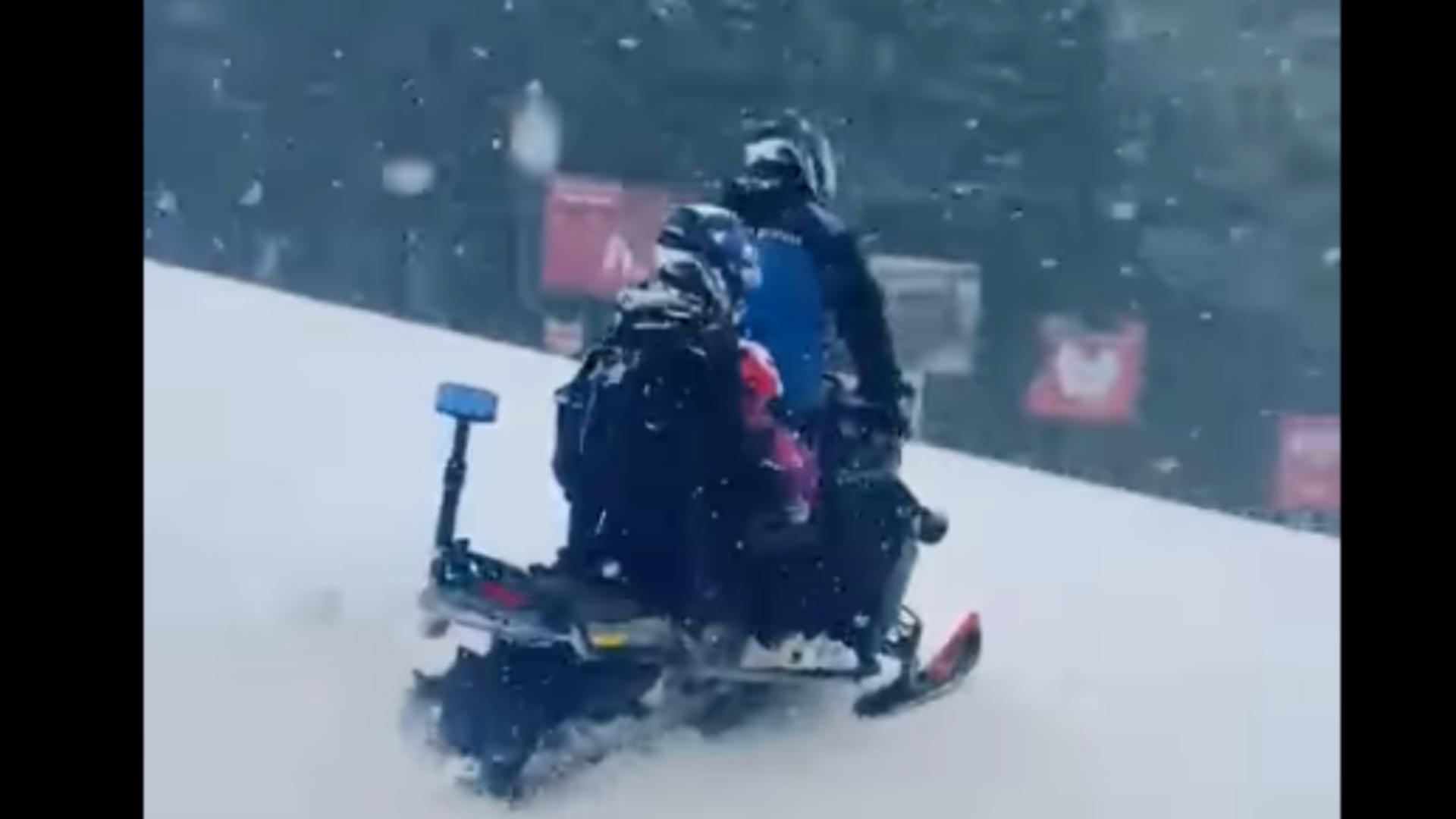 O femeie a făcut ATAC DE PANICĂ pe pârtia din Predeal! Ea și fiica sa de 8 ani, coborâte cu snowmobilul de către jandarmi – FOTO&VIDEO