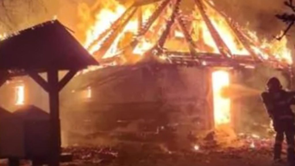 Incendiu devastator! Biserica din lemn de la Muzeul Satului Bănăţean din Timișoara a fost mistuită de flăcări – FOTO&VIDEO
