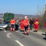 Trafic blocat pe o șosea intens circulată din județul Sibiu. O mașină s-a izbit violent de un camion