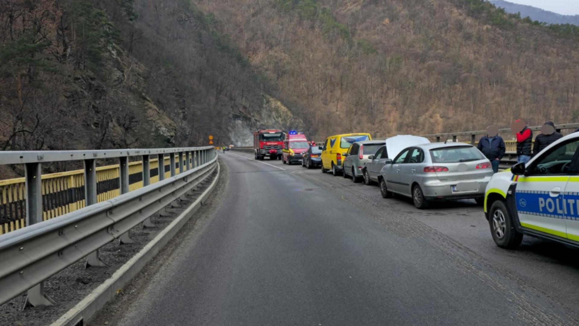 Accident în lanț, cu cinci mașini implicate, pe Valea Oltului. Traficul între Sibiu și Râmnicu Vâlcea, afectat