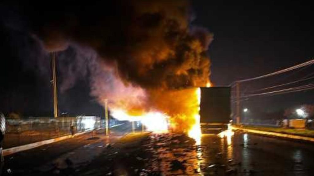 Accident grav, în jud. Arad: un TIR și o autobasculantă cu nisip s-au ciocnit, pe DN 7. Ambii șoferi au murit – circulația în zonă, oprită