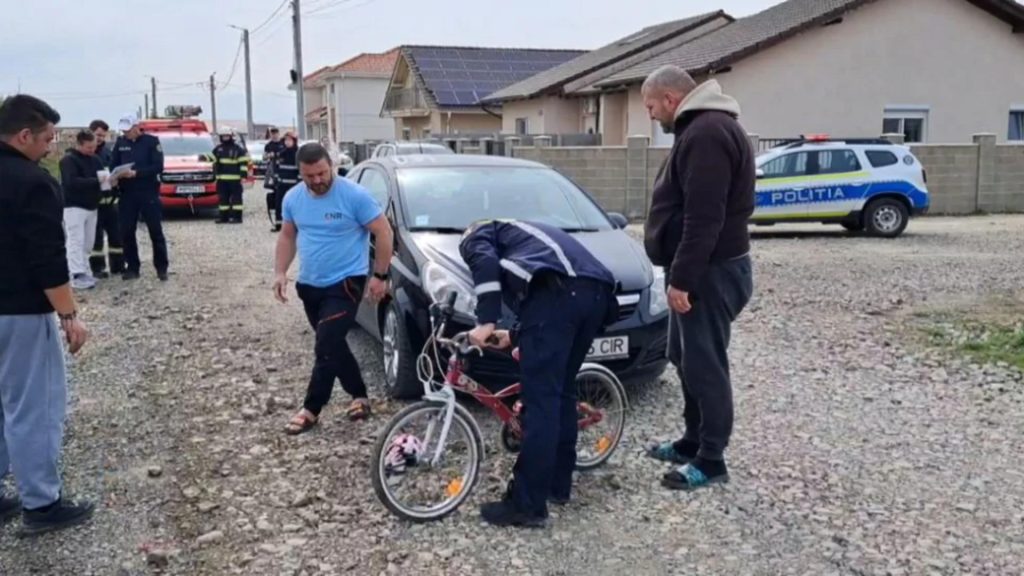 Copilă de 4 ani, lovită în plin de o mașină în timp ce se plimba cu bicicleta. Totul s-a petrecut sub privirile tatălui ei