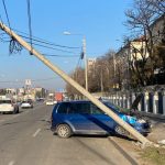 Accident rutier grav: o șoferiță a intrat cu mașina în stâlp. Alături de ea se afla și o fetiță de 4 ani