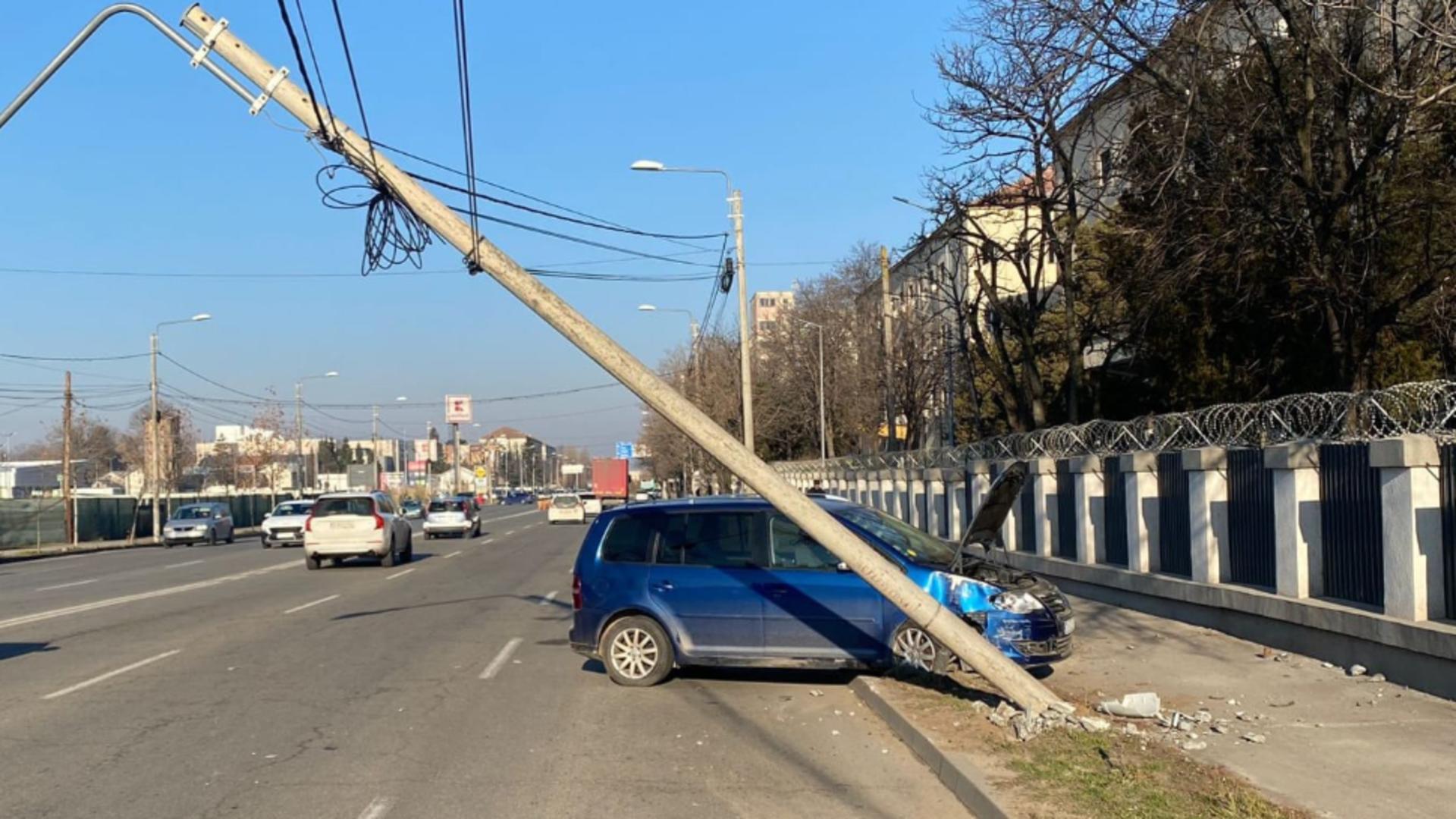 Accident rutier grav: o șoferiță a intrat cu mașina în stâlp. Alături de ea se afla și o fetiță de 4 ani