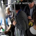 Șofer de autobuz, atacat brutal în timpul serviciului! Momentul, surprins pe camerele de supraveghere – VIDEO