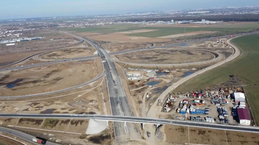 Ultimul “hop” al autostrăzii A0 Sud Lot 3 a fost depășit: AKTOR a finalizat instalarea grinzilor la pasajul Țegheș – FOTO