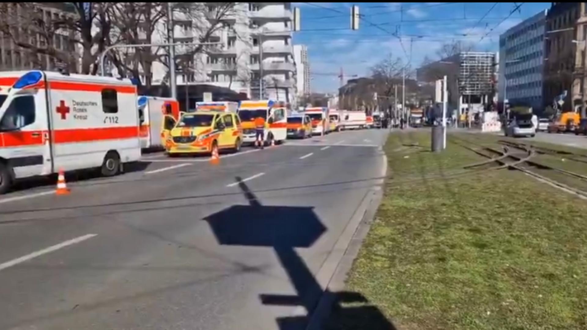 Alertă în Germania. Un autoturism a intrat într-un grup de oameni. O persoană a murit, alte câteva sunt rănite – VIDEO