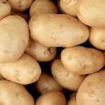 Fructele pe care trebuie să le pui lângă cartofi ca să nu mai încolțească. Așa îi poți ține în cămară luni la rând