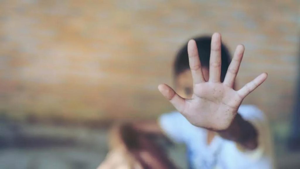 Bărbat din Olt, suspectat că și-ar fi agresat fiul în vârstă de 5 ani. Poliția a intrat pe fir și a deschis un dosar penal