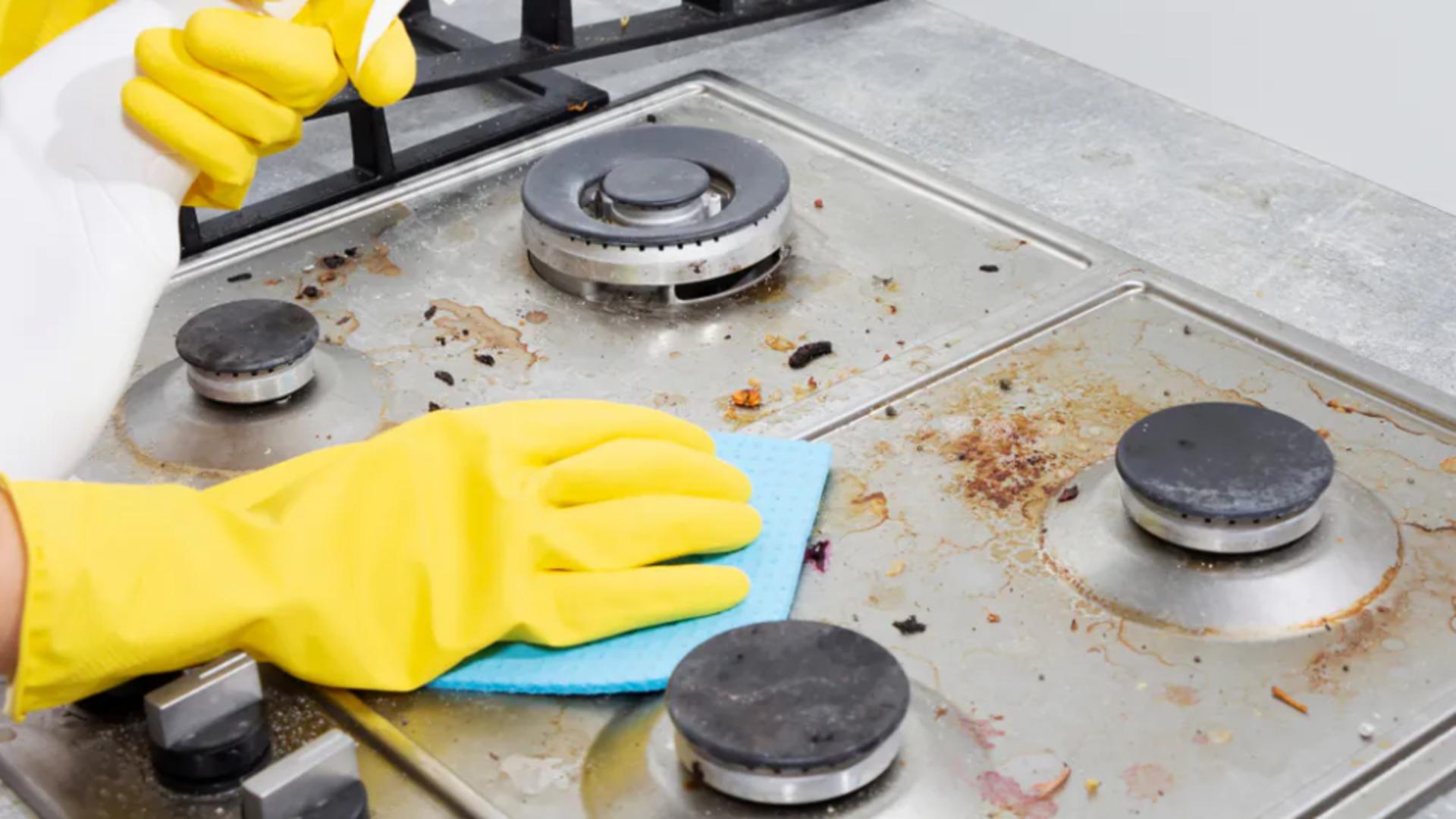 Trucul care îndepărtează grăsimea și mâncarea arsă de pe aragaz cât ai clipi. Ai nevoie de doar două ingrediente