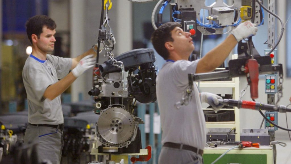 Industria auto din România a pus frână, în februarie. Au fost produse mai puțin cu 5.000 de mașini