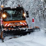 Iarna nu se dă dusă. Drumarii au intervenit pe mai multe șosele din țară cu utilaje de deszăpezire și material antiderapant