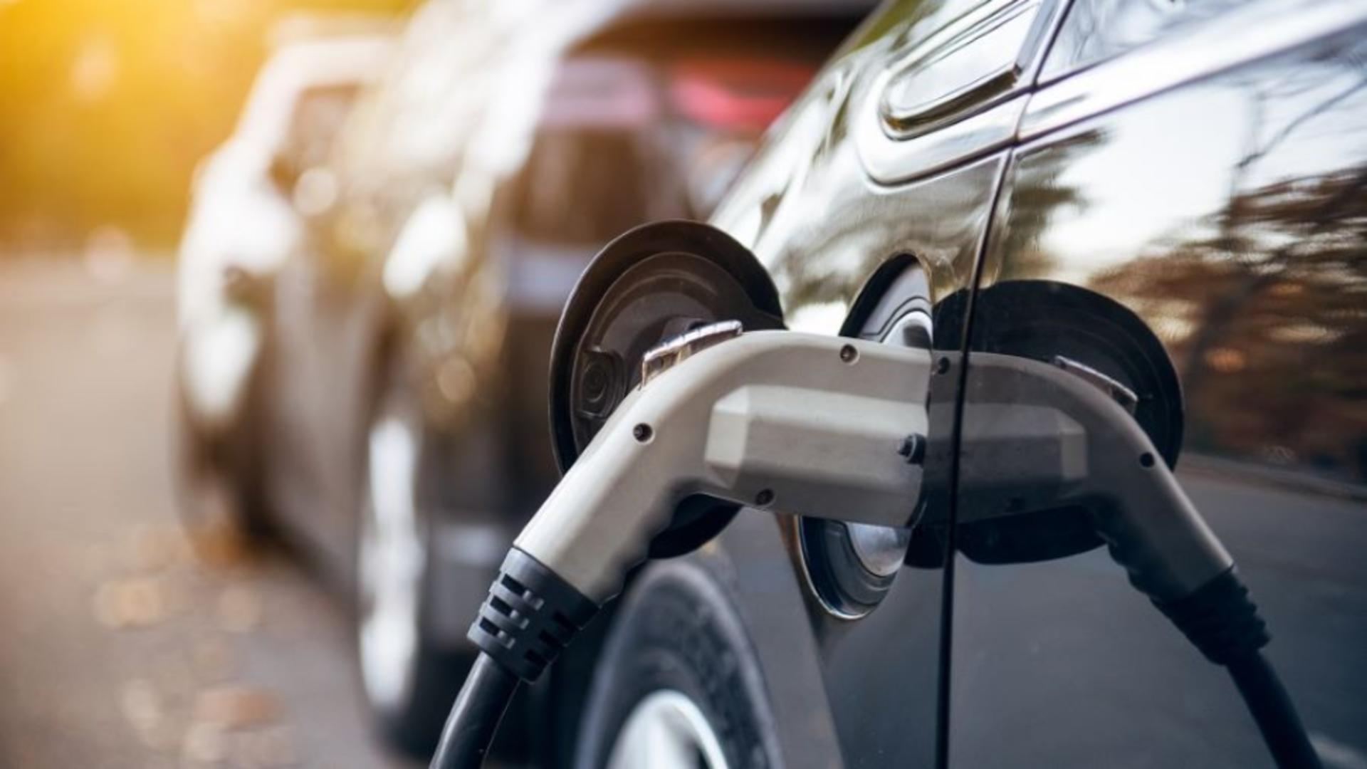 Coșmarul electric, aproape de sfârșit. Comisia Europeană anunţă relaxarea regulilor privind emisiile de noxe din industria auto