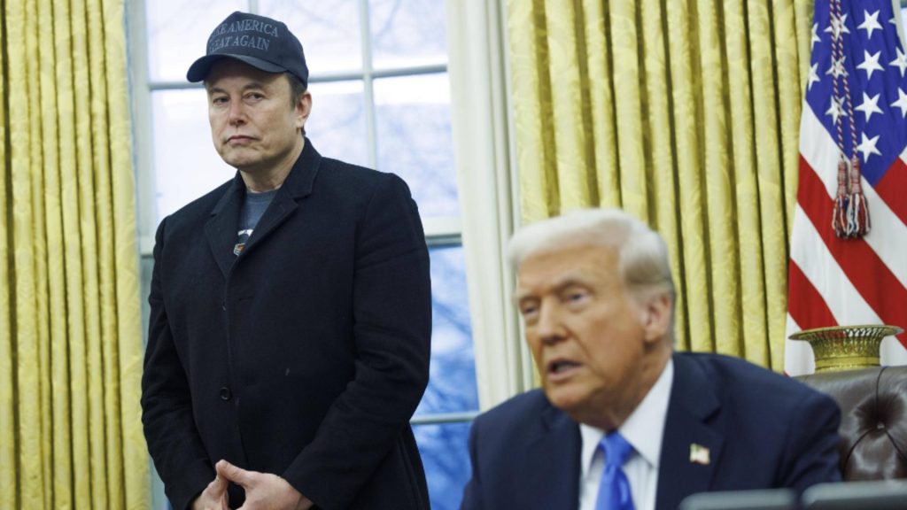 Trump îi alină suferința lui Elon Musk. Președintele SUA își cumpără o maşină Tesla în semn de susţinere