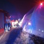 Accident de autobuz în județul Timiș. Şoferul şi 7 pasageri au fost răniţi – FOTO