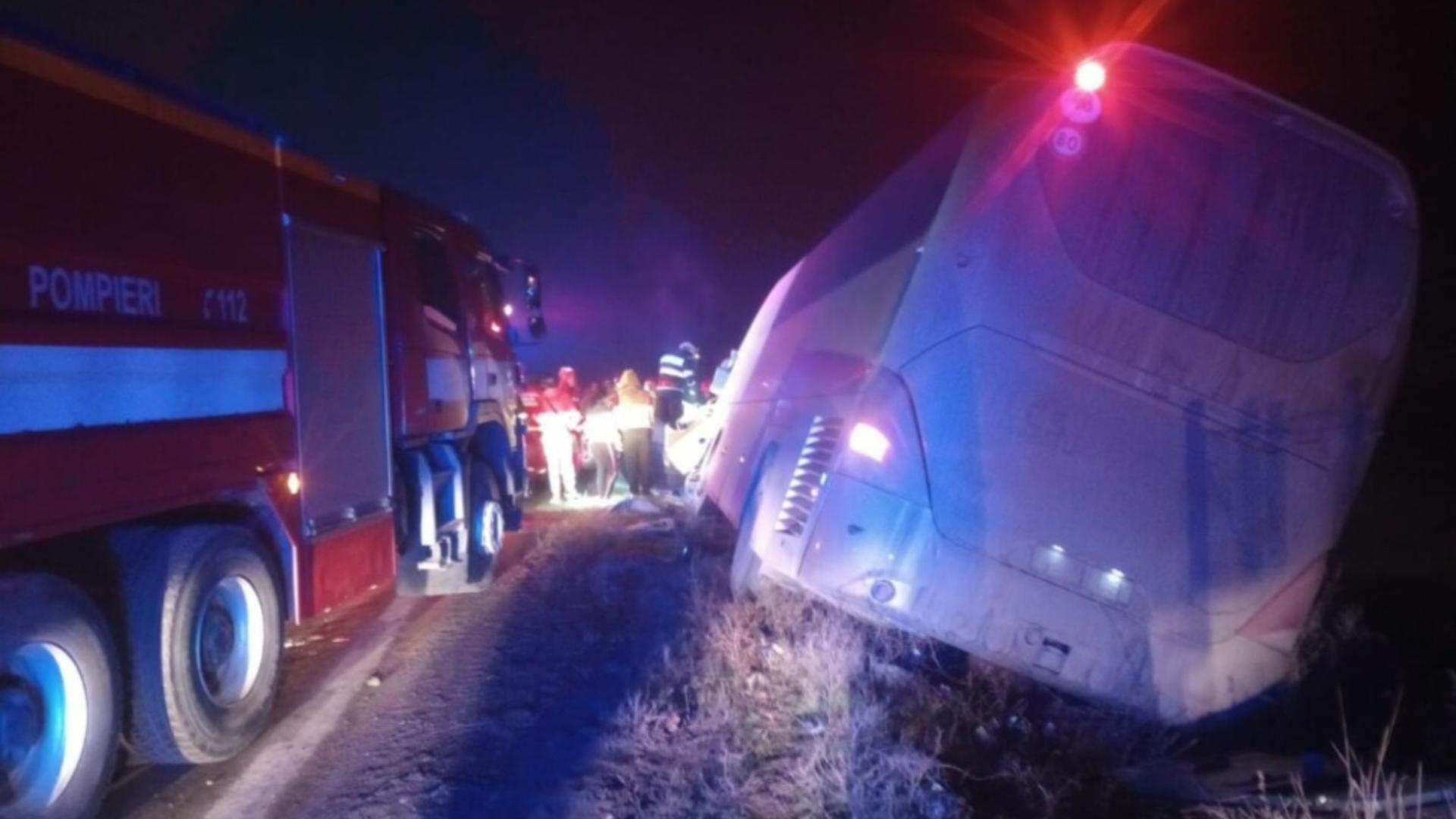 Accident de autobuz în județul Timiș. Şoferul şi 7 pasageri au fost răniţi – FOTO