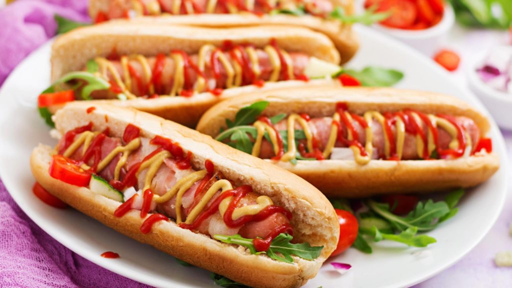 De ce se pune ketchup de hotdog și de ce unii cred că nu ar trebui?