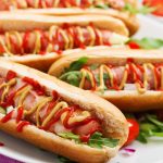 De ce se pune ketchup de hotdog și de ce unii cred că nu ar trebui?