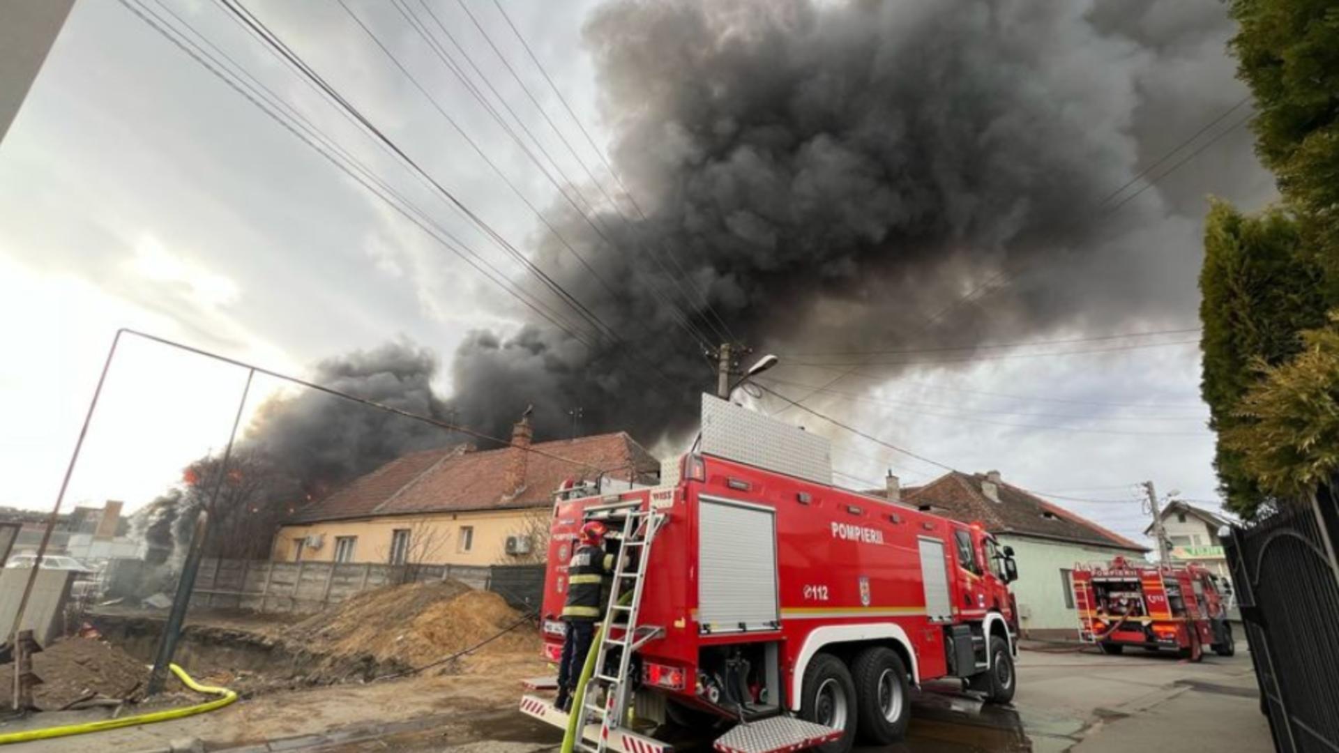 Incendiu violent la un depozit din Sibiu. Autoritățile au emis mesaj RO-Alert