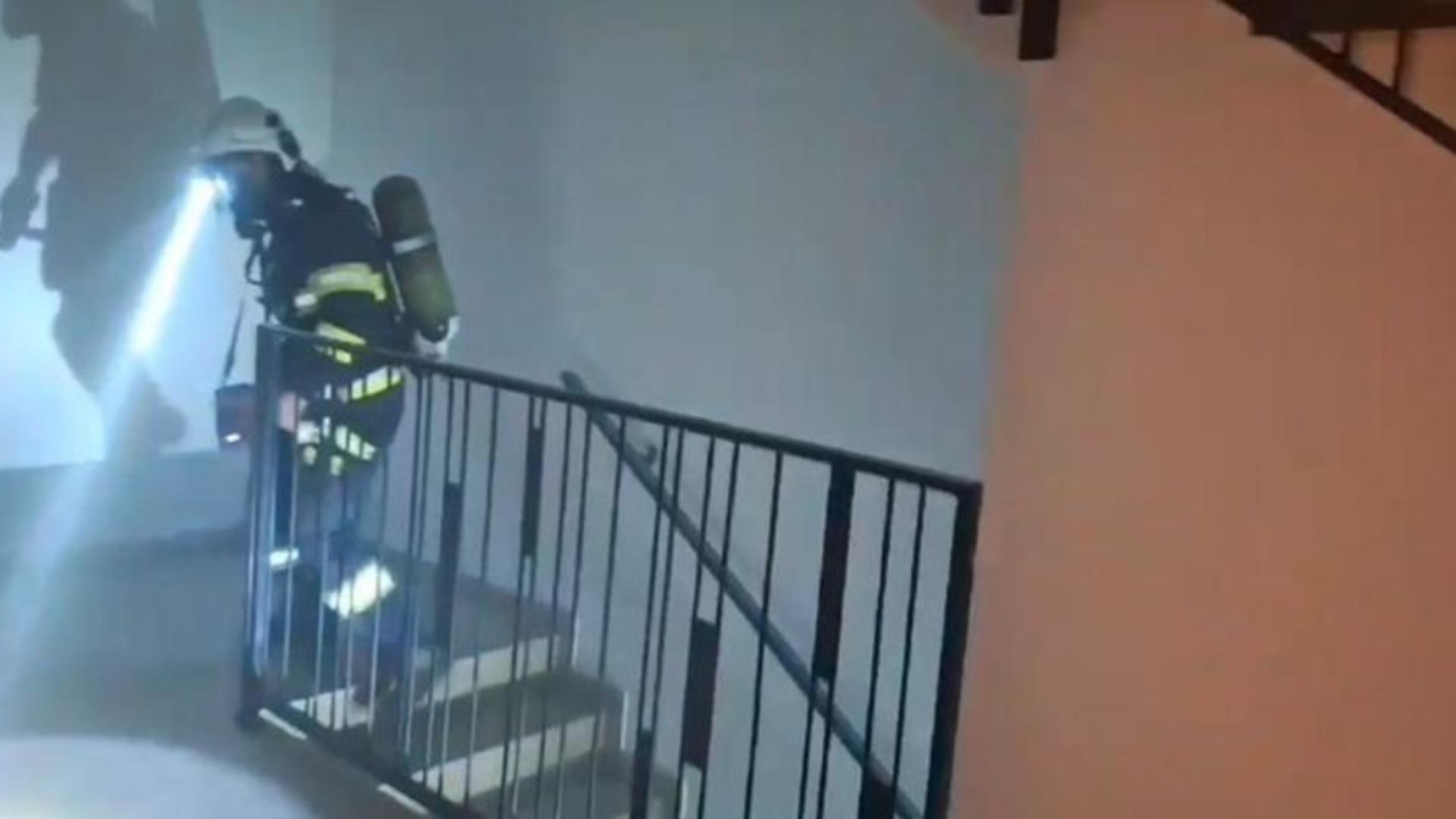 Panică într-un bloc din Timișoara. Zeci de persoane au fost evacuate, după ce un incendiu a izbucnit la subsol