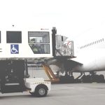 Aeroportul din Sibiu, amendat pentru o taxă ilegală. O persoană cu handicap a fost obligată să plătească taxa ”de lift”