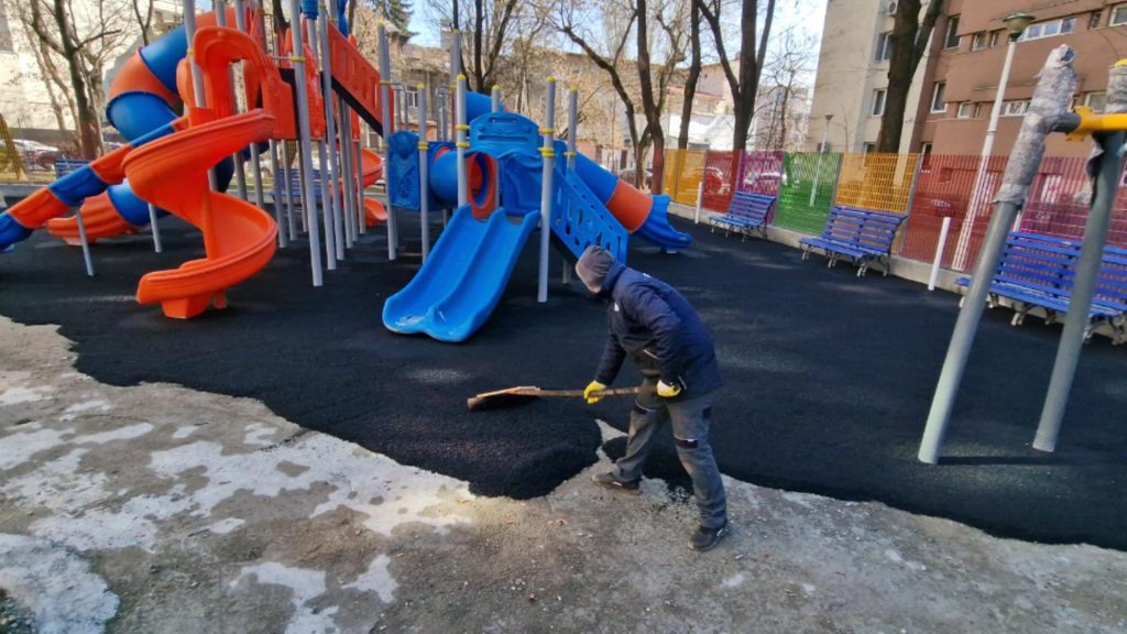 Continuă acțiunile de modernizare a locurilor de joacă din Sectorul 4
