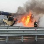 Incendiu violent pe șantierul autostrăzii A1 Pitești-Sibiu. O automacara a fost cuprinsă de flăcări