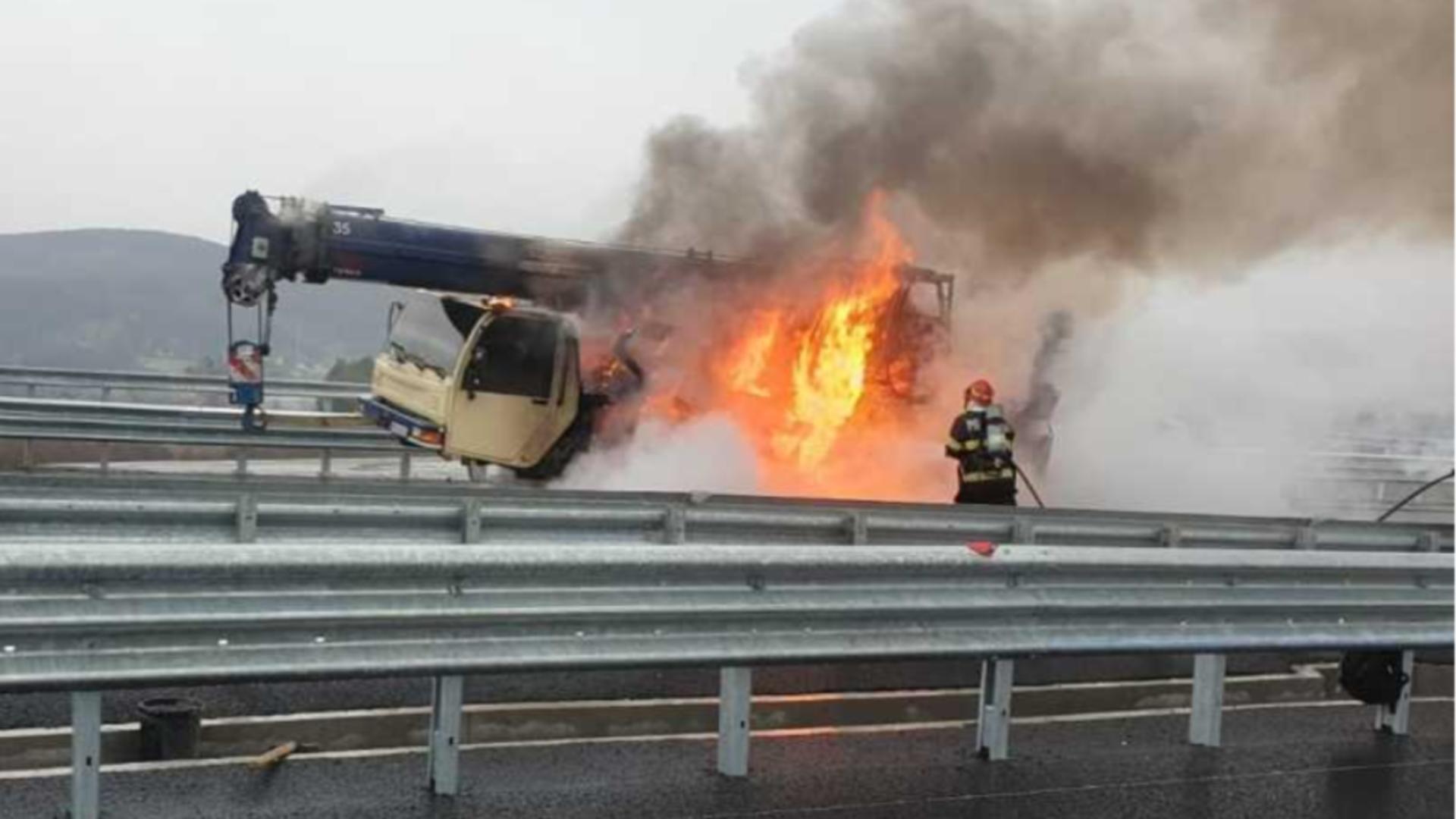 Incendiu violent pe șantierul autostrăzii A1 Pitești-Sibiu. O automacara a fost cuprinsă de flăcări