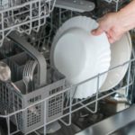 Compartimentul secret din mașina de spălat vase de care puține gospodine știu. Te scapă de o mare bătaie de cap