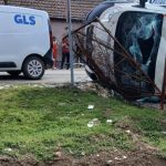 Grav accident rutier din cauza unui șofer de 22 de ani care nu a acordat prioritate: o ambulanță răsturnată în urma impactului