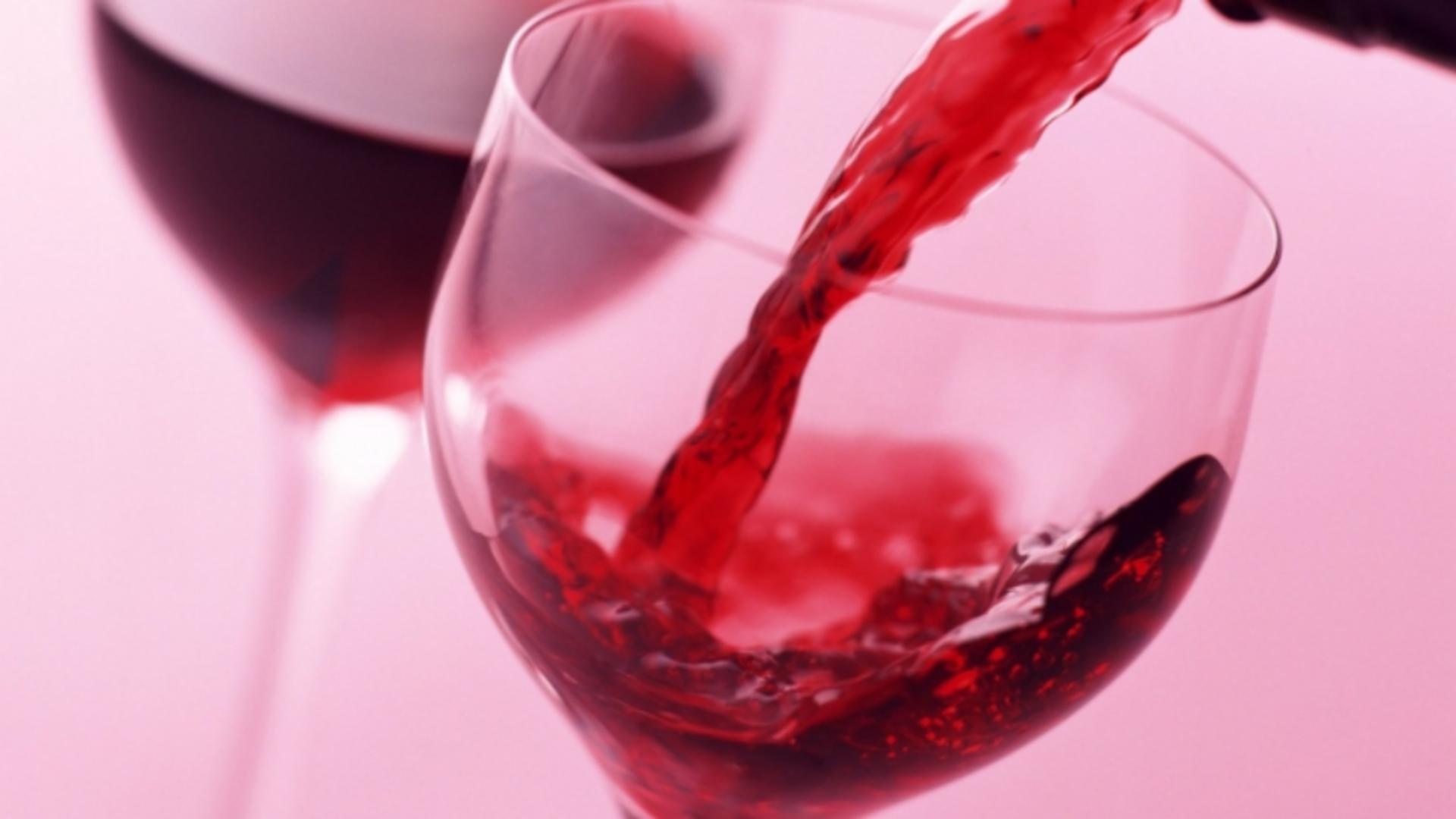 Bărbat de 29 de ani arestat preventiv după ce şi-a omorât tatăl. Scandalul a pornit de la un pahar de vin