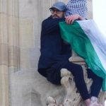 Incidente în apropierea Buckingham Palace. Un bărbat a urcat pe celebrul Big Ben cu un steag palestinian în mână VIDEO