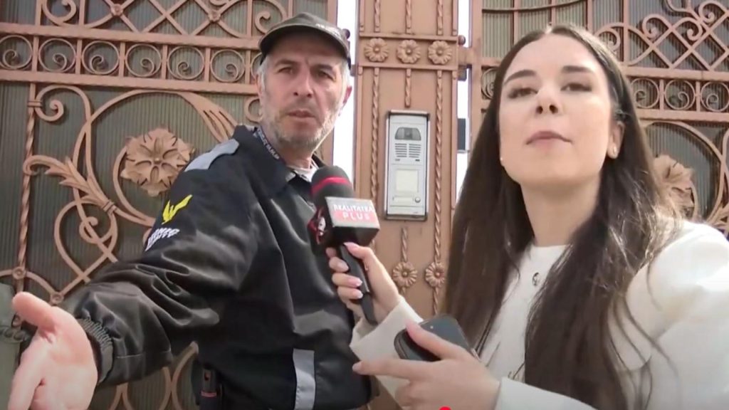 Echipa Realitatea Plus, bruscată, pe spațiul public, de paznicul de la vila lui Teia Sponte VIDEO
