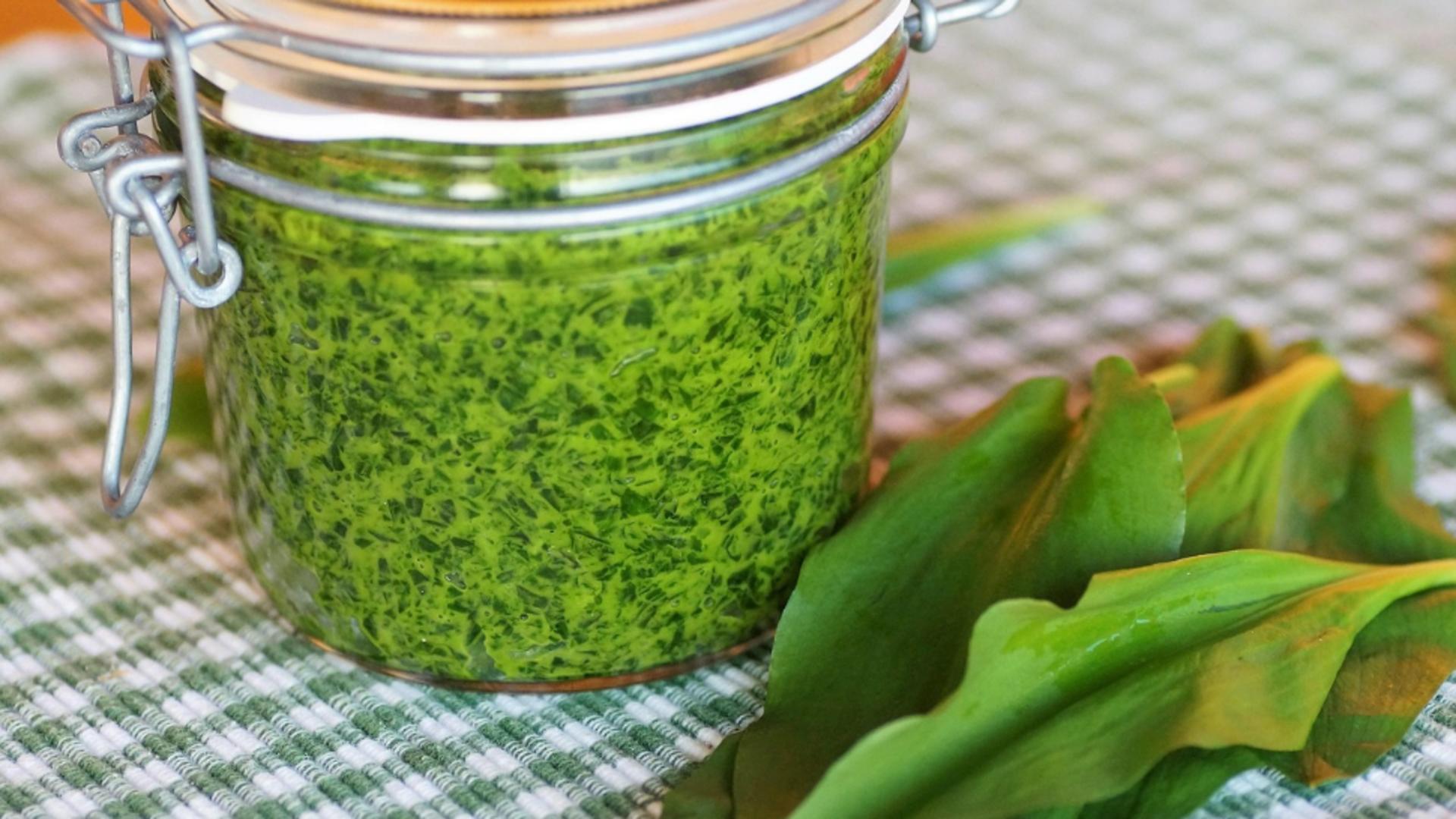 Cum să prepari PESTO DE LEURDĂ, cel mai puternic energizant de primăvară