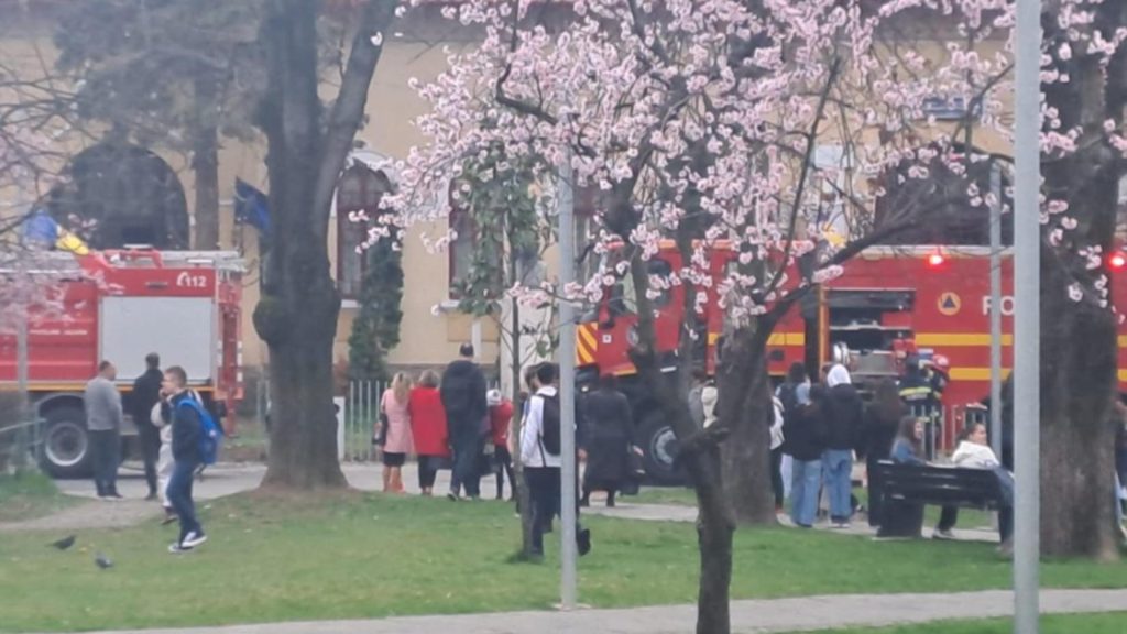 Panică într-o școală din Târgu Jiu. 150 de persoane s-au autoevacuat după ce un incendiu a cuprins acoperișul