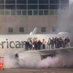 Panică după ce unul dintre motoarele unui zbor American Airlines a luat foc. Pasagerii, evacuați pe aripa aeronavei: IMAGINI halucinante FOTO&VIDEO