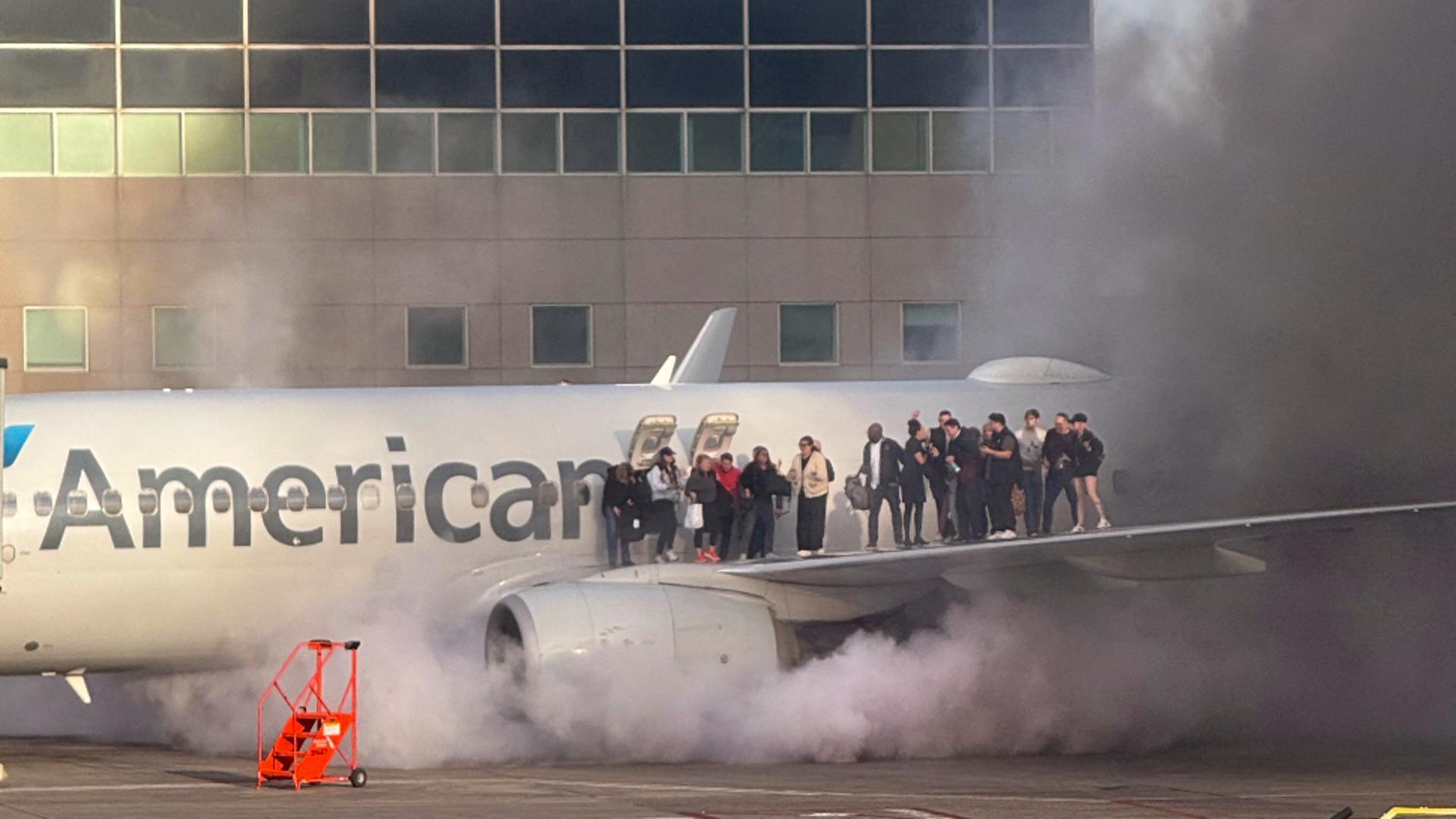 Panică după ce unul dintre motoarele unui zbor American Airlines a luat foc. Pasagerii, evacuați pe aripa aeronavei: IMAGINI halucinante FOTO&VIDEO