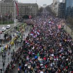 O mașină a intrat în plin în mulțime la cel mai mare protest antiguvern din Serbia. Oamenii nu s-au intimidat și continuă să protesteze