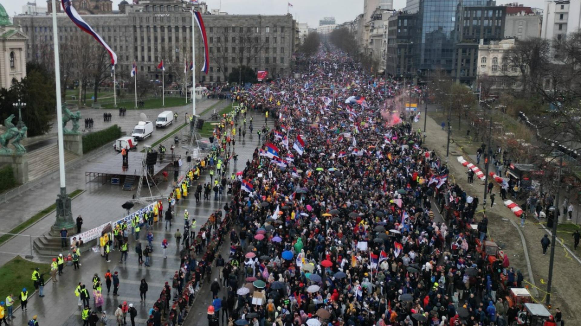 O mașină a intrat în plin în mulțime la cel mai mare protest antiguvern din Serbia. Oamenii nu s-au intimidat și continuă să protesteze