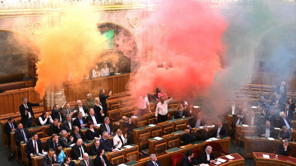 VIDEO: Parlamentul Ungariei, înecat de fumigene. De la ce a pornit disputa