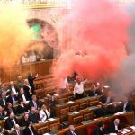 VIDEO: Parlamentul Ungariei, înecat de fumigene. De la ce a pornit disputa