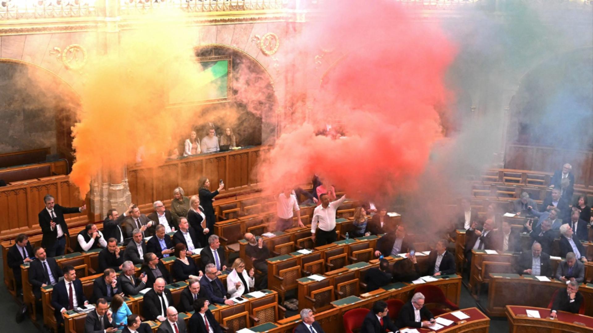 VIDEO: Parlamentul Ungariei, înecat de fumigene. De la ce a pornit disputa