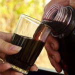 Crimă șocantă în județul Covasna. Un bărbat a fost ucis de propriul fiu pentru că i-a cerut un pahar de vin