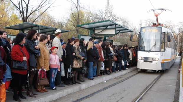 Circulația tramvaiului 41, blocată. Un șofer s-a proptit în burduf