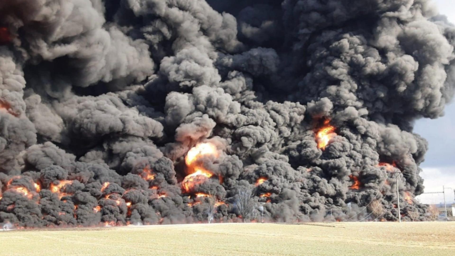 Un tren încărcat cu benzen a deraiat, în Cehia. Incendiu devastator: flăcări de 20 de metri înălțime – VIDEO