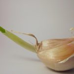 Cât de sigur este să mănânci usturoi încolțit? Ce se întâmplă, de fapt, cu substanțele pe care le conține?