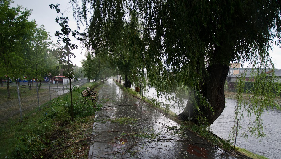 România, sub cod portocaliu și galben de vijelii și ploi! HARTA cu zonele vizate de potop